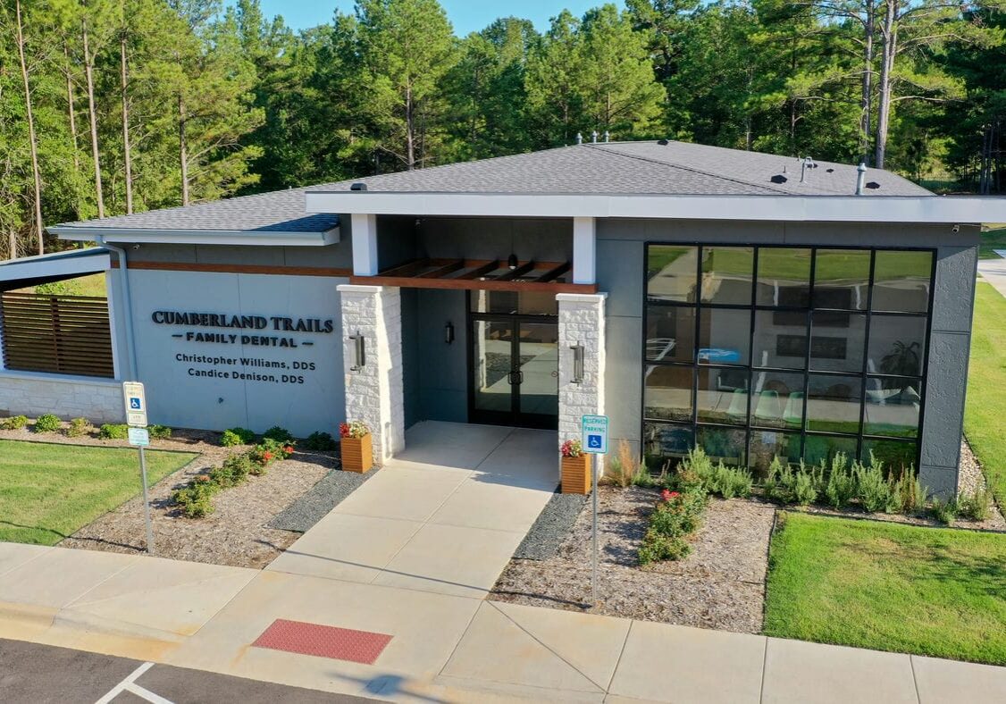 Overview of the building facade reflecting the clinic’s natural surroundings.